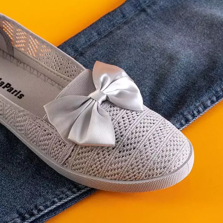 OUTLET Světle šedá dámská prolamovaná slip-on s mašlí Azaria - Obuv