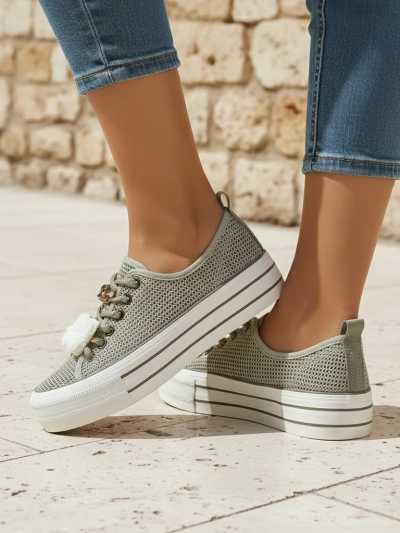 Royalfashion Жіночі перфоровані кросівки з декором Osdo