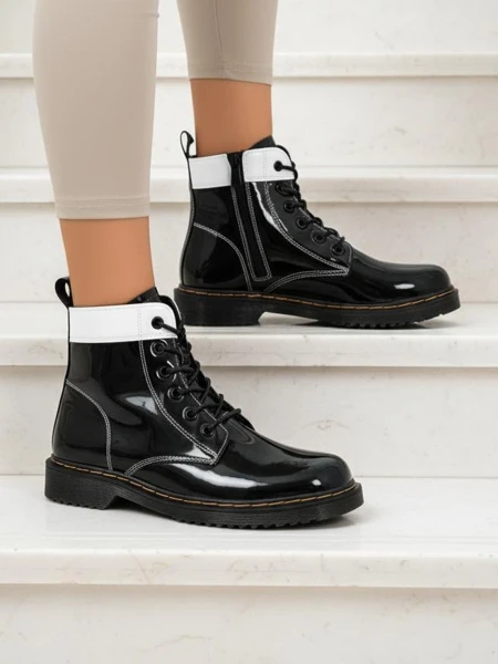 Dámské kotníkové boty Perseida Nero z ekologické lakované kůže, šněrovací