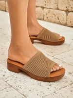 světle hnědá || hnědý