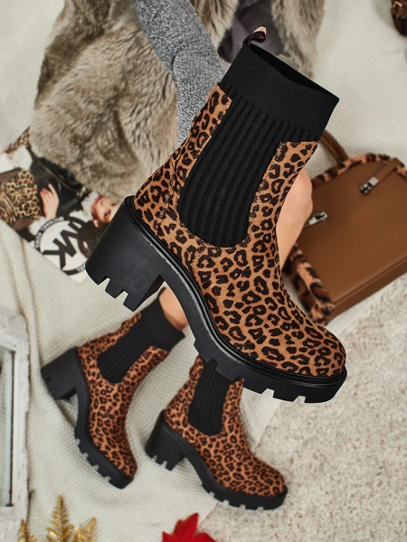 Vzorované dámské kotníkové boty na sloupku z eko semiše Anthere