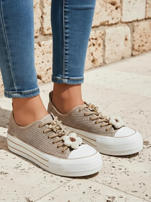 Royalfashion Жіночі кросівки на шнурівці з декораціями Osdo