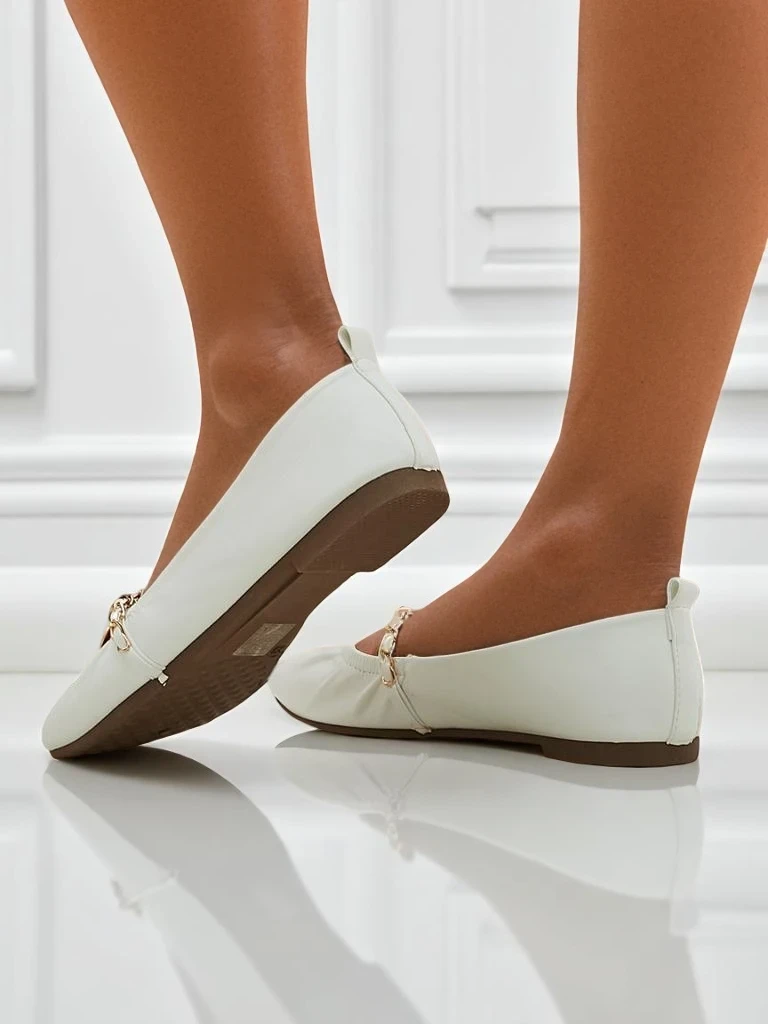 Bílé dámské baleríny Callista s řetízkem – ekologická kůže, klasika Itálie