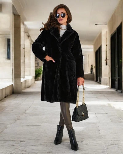 Royalfashion Černý dámský kabát s kožešinou